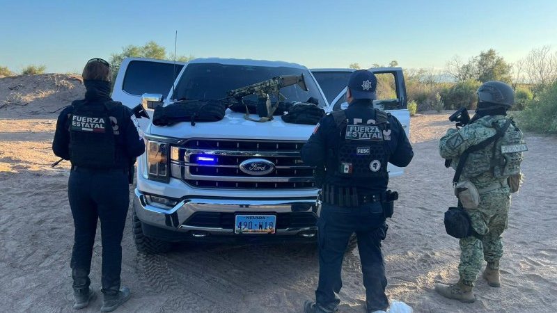 Tras persecusión, Fuerza Estatal y Defensa aseguran vehículos, arma y equipo táctico, en zona del Valle de Mexicali