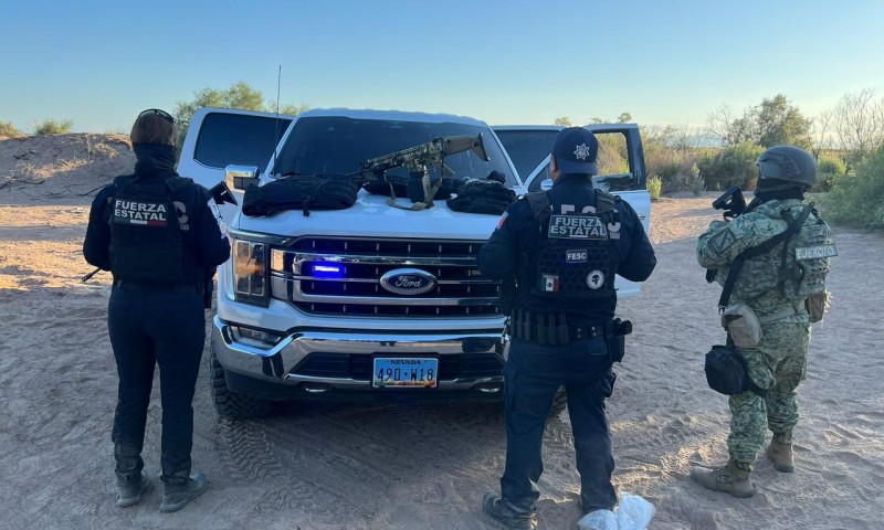 Tras persecusión, Fuerza Estatal y Defensa aseguran vehículos, arma y equipo táctico, en zona del Valle de Mexicali