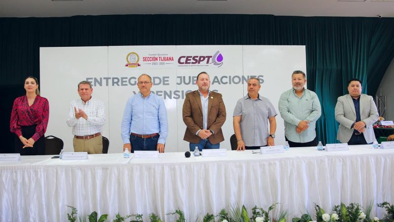 Entrega CESPT y Sindicato de Burócratas Jubilaciones y Pensiones a personal de la paraestatal