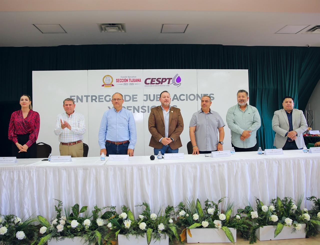 Entrega CESPT y Sindicato de Burócratas Jubilaciones y Pensiones a personal de la paraestatal