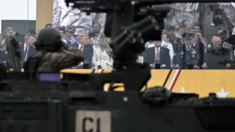 Trump encabeza desfile militar entre protestas en todo el mundo