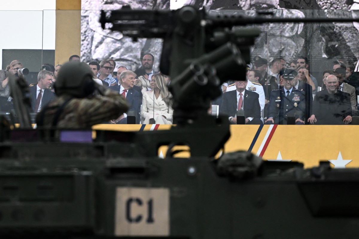 Trump encabeza desfile militar entre protestas en todo el mundo