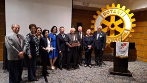 Distinguen a rotario Alejandro Villalvazo por 60 años de servicio