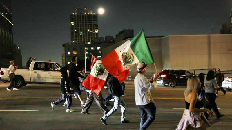 La bandera de México, la manzana de la discordia en las protestas de Los Ángeles