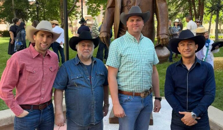 Presidente de la Asociación Nacional de Egresados de CONALEP comienza su gira internacional en Canadá.