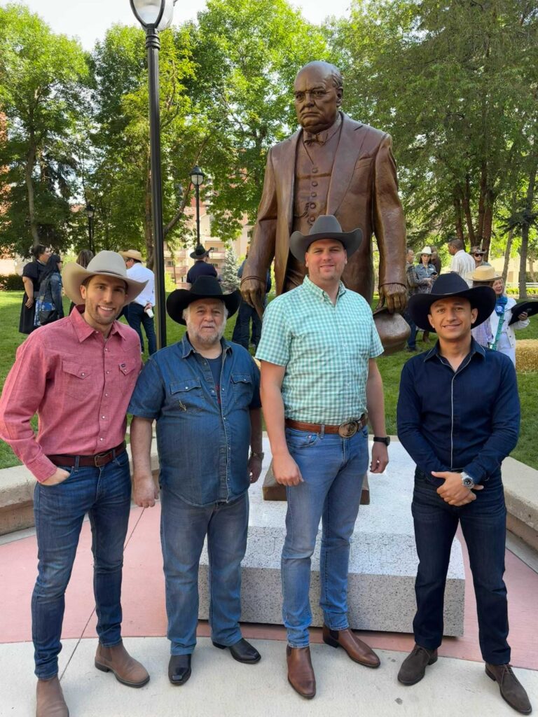 Presidente de la Asociación Nacional de Egresados de CONALEP comienza su gira internacional en Canadá.