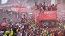 Jugadores del Liverpool llevan corona de flores rojas en el funeral de Diogo Jota