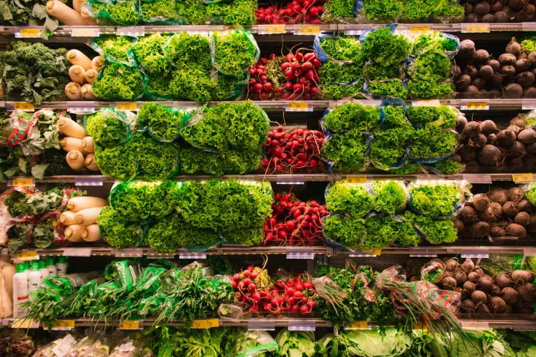 Crece 46% el interés por comida saludable en jóvenes: sostenibilidad domina 2025