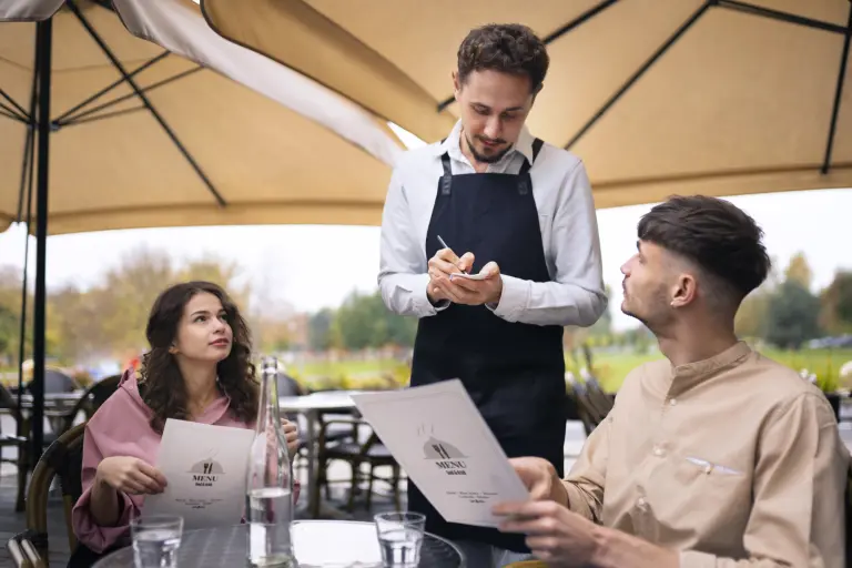 ¿La Ley Silla ya se aplica en restaurantes?, la industria celebra el derecho a sentarse