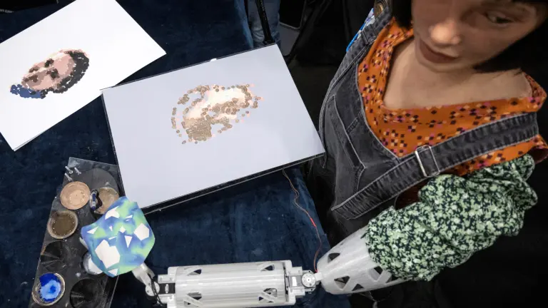 Robot Ai Da asegura que no busca "reemplazar a los artistas humanos"