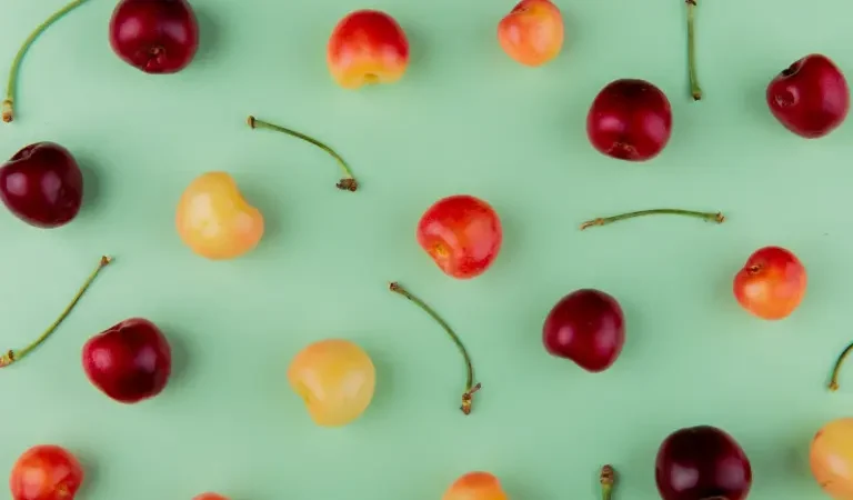 Cómo preparar un toast de aguacate y cerezas lleno de sabor y nutrientes