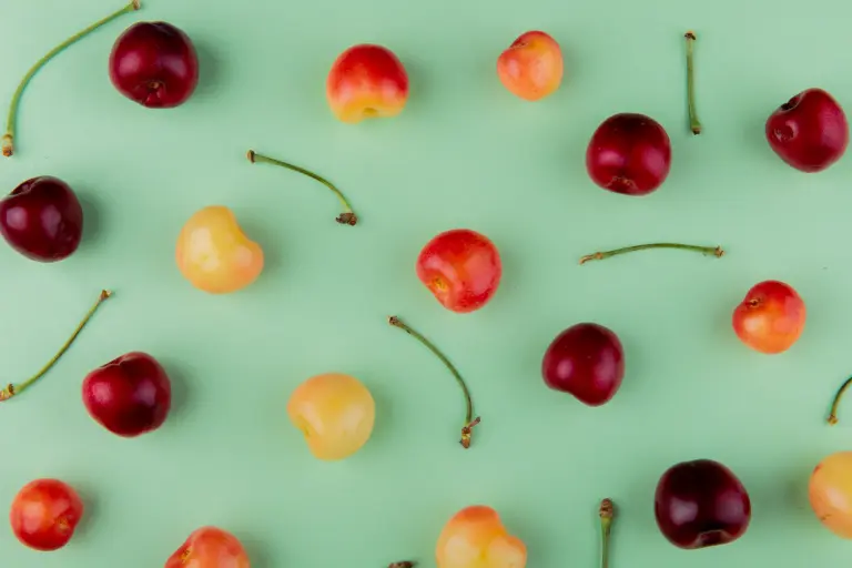 Cómo preparar un toast de aguacate y cerezas lleno de sabor y nutrientes