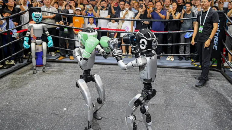 Robots humanoides encarnan la ambición de China en la carrera por el desarrollo de la IA