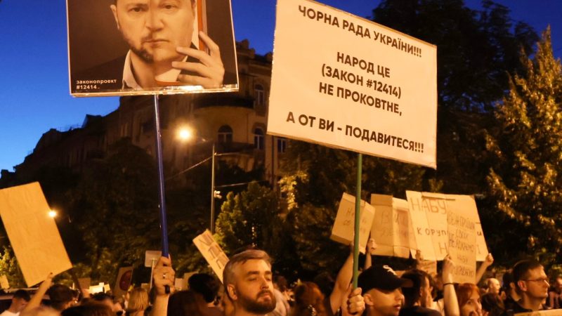Crecen las protestas contra Zelenski en las calles por la injerencia en la lucha contra la corrupción