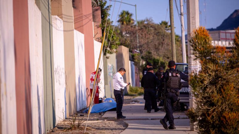 Pareja a bordo de motocicleta muere tras chocar contra unidad de la Policía Municipal