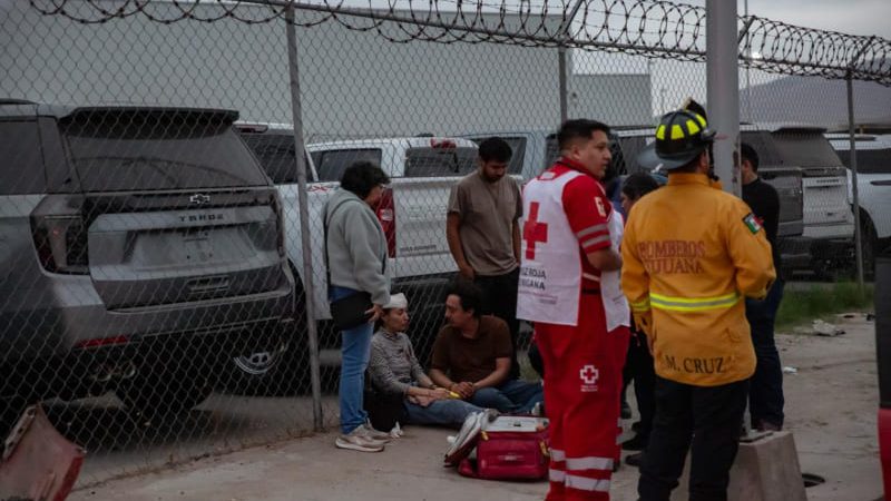 Vehículo derriba poste de alumbrado en fuerte accidente sobre Vía Rápida Oriente