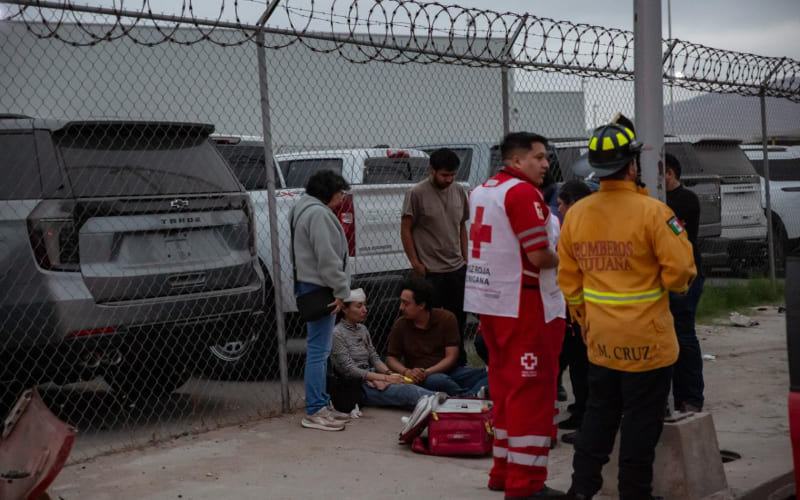 Vehículo derriba poste de alumbrado en fuerte accidente sobre Vía Rápida Oriente
