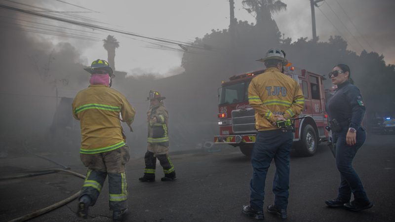 Incendio en predio abandonado moviliza a bomberos en la colonia Obrera