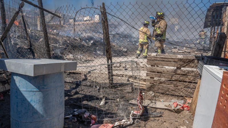 Incendio arrasa con 15 viviendas en Terrazas del Valle: en lo que va del día van cerca de 30 casas consumidas por fuego
