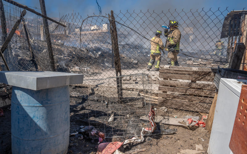 Incendio arrasa con 15 viviendas en Terrazas del Valle: en lo que va del día van cerca de 30 casas consumidas por fuego
