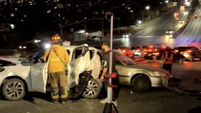 Fuerte choque tres vehículos en Bulevar Casa Blanca deja lesionados