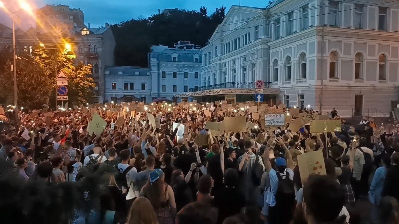 Zelenski se enfrenta a las primeras protestas en las calles de Ucrania durante la guerra