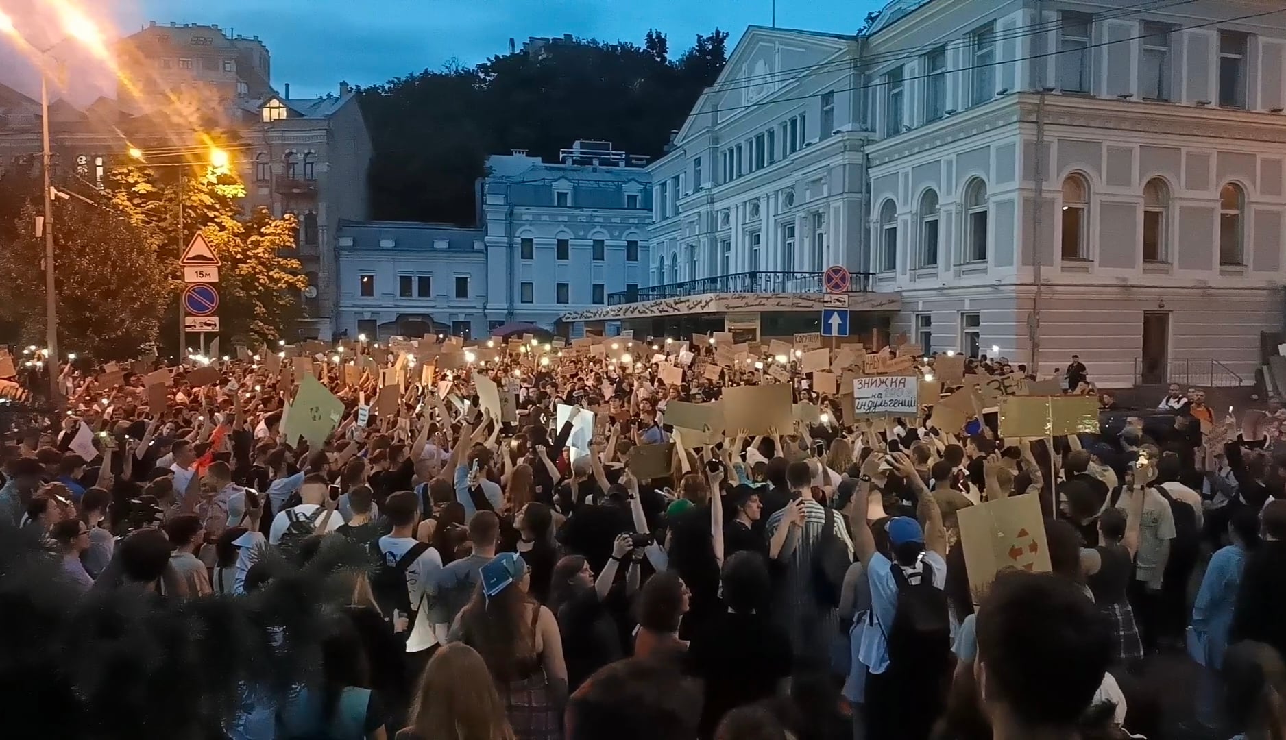 Zelenski se enfrenta a las primeras protestas en las calles de Ucrania durante la guerra