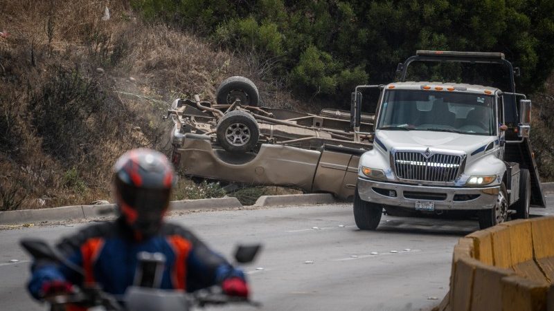 Conductor se baja al oxxo y su camioneta termina volcada