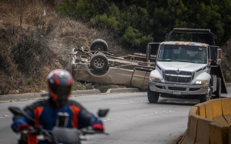 Conductor se baja al oxxo y su camioneta termina volcada
