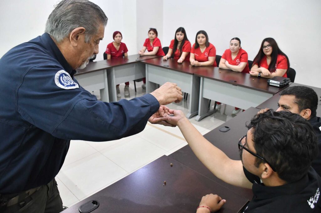 FGE realiza actividad académica en el campo de tiro virtual con estudiantes de Criminología y Derecho