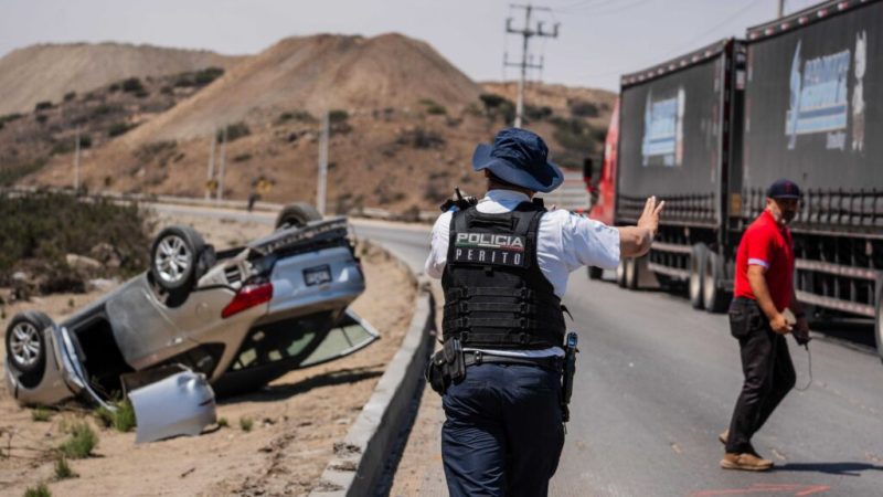 Volcadura en bulevar 2000 deja tres lesionados, entre ellos un menor