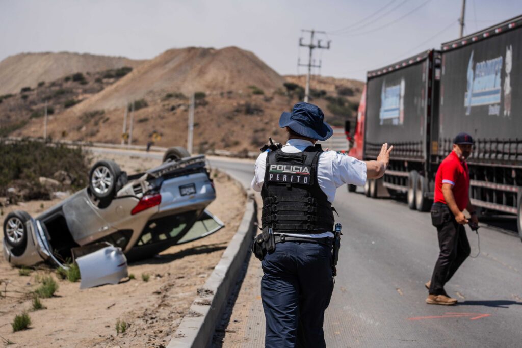 Volcadura en bulevar 2000 deja tres lesionados, entre ellos un menor