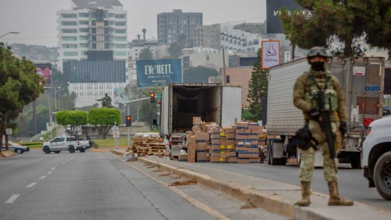 Guardia Nacional asegura tráiler que transportaba medicamento y metanfetamina en el Parque Industrial Pacífico