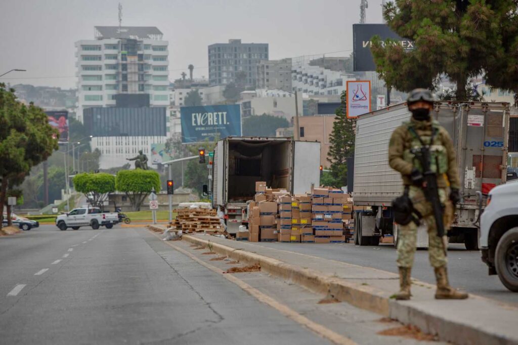 Guardia Nacional asegura tráiler que transportaba medicamento y metanfetamina en el Parque Industrial Pacífico