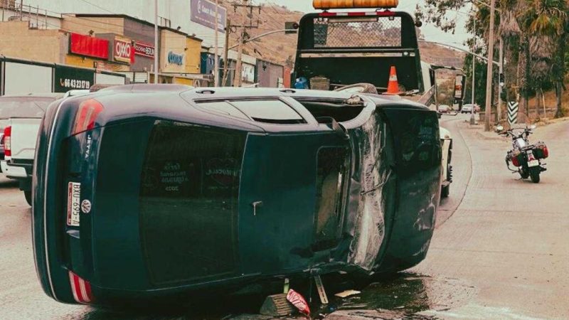 Volcadura en bulevar Cuauhtémoc; conductor es detenido
