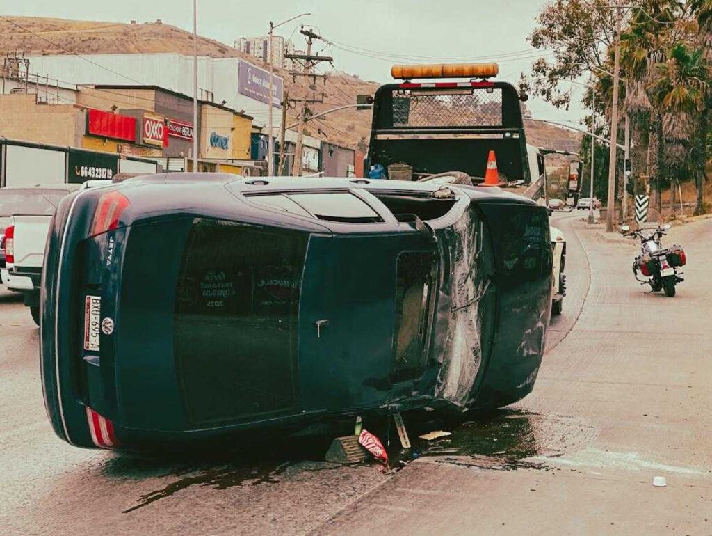 Volcadura en bulevar Cuauhtémoc; conductor es detenido