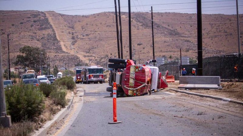 Bombero resulta lesionado tras volcarse cuando se dirigía a atender un reporte en Villa del Campo
