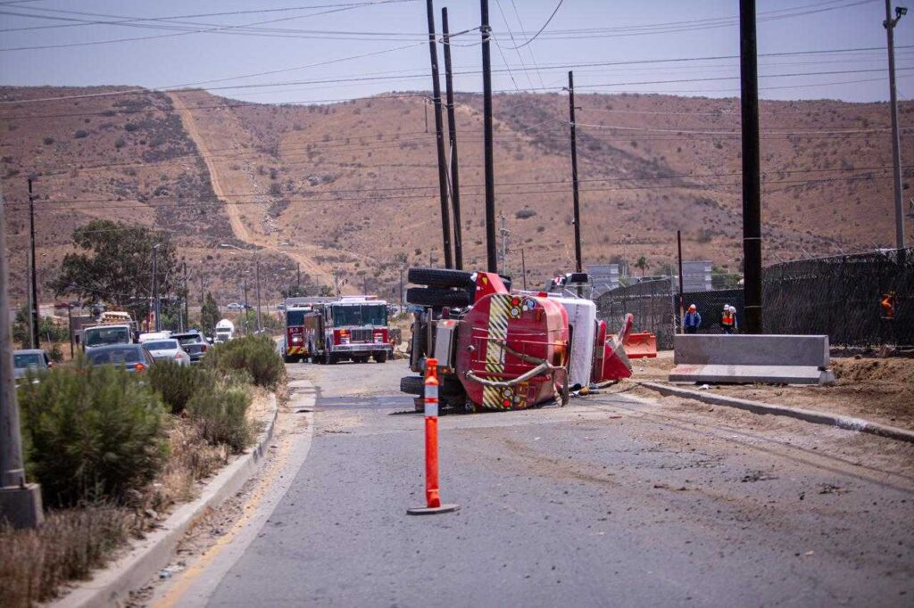 Bombero resulta lesionado tras volcarse cuando se dirigía a atender un reporte en Villa del Campo