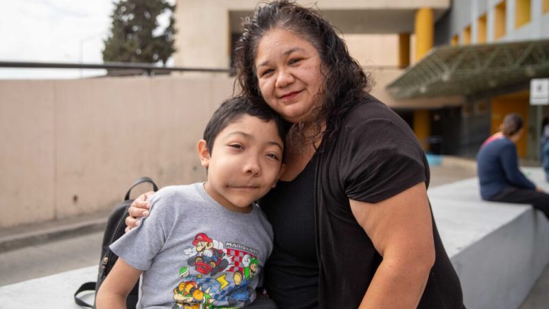 Familia busca ayuda para tratar extraña enfermedad que afecta a los huesos de Branly Alexander de 10 años