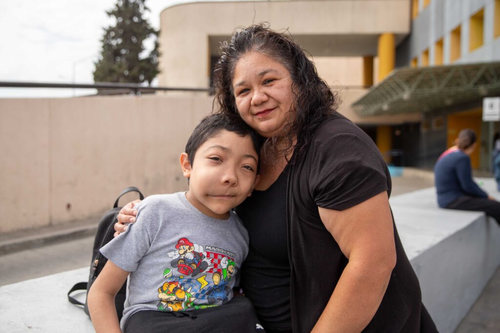Familia busca ayuda para tratar extraña enfermedad que afecta a los huesos de Branly Alexander de 10 años