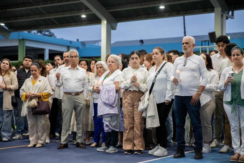 Comunidad del Instituto México realiza vigilia para exigir justicia por el asesinato del maestro Damián Jiménez