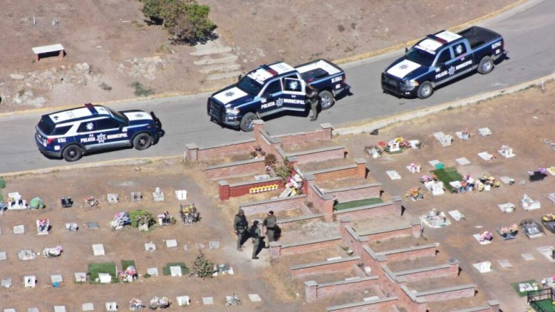 Asegura Policía Municipal a cuatro personas por realizar detonaciones al aire durante sepelio en Tijuana
