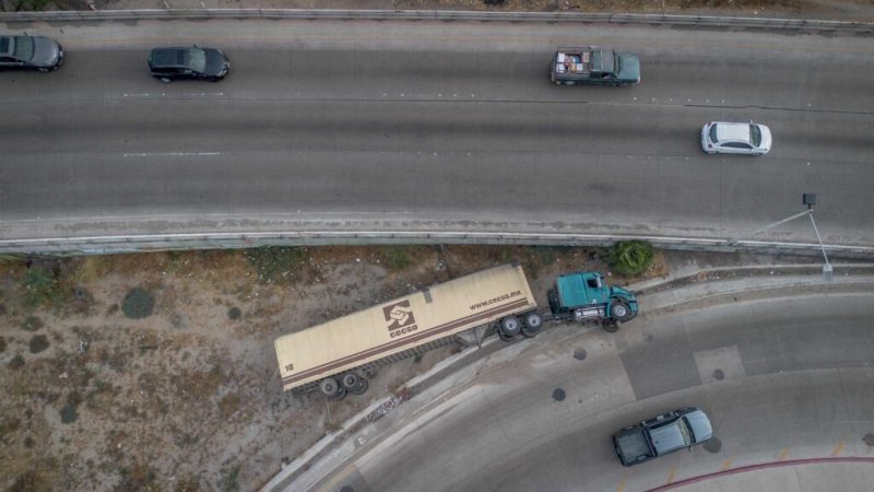 Tráiler se vuelca en la Vía Rápida Oriente