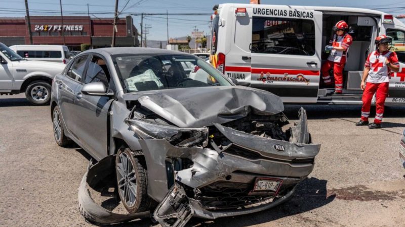 Aparatoso choque vehicular sobre bulevar Cucapah deja dos personas lesionadas