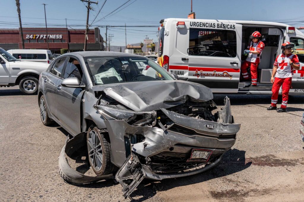 Aparatoso choque vehicular sobre bulevar Cucapah deja dos personas lesionadas