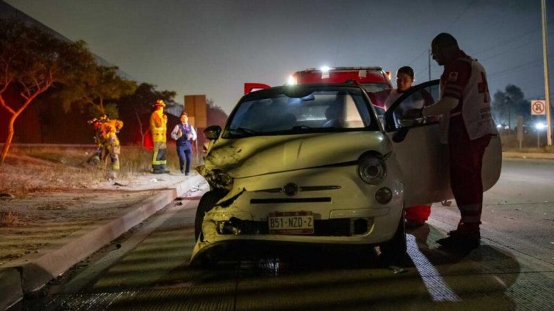 Taxista y sobrecargo chocan en la carretera del aeropuerto