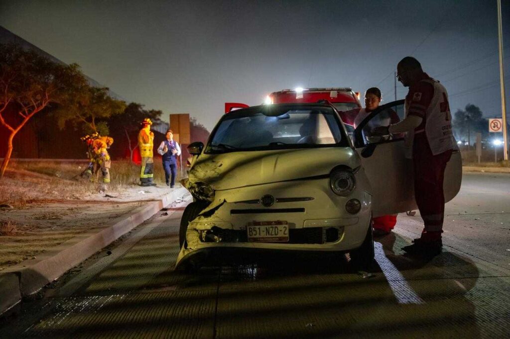 Taxista y sobrecargo chocan en la carretera del aeropuerto
