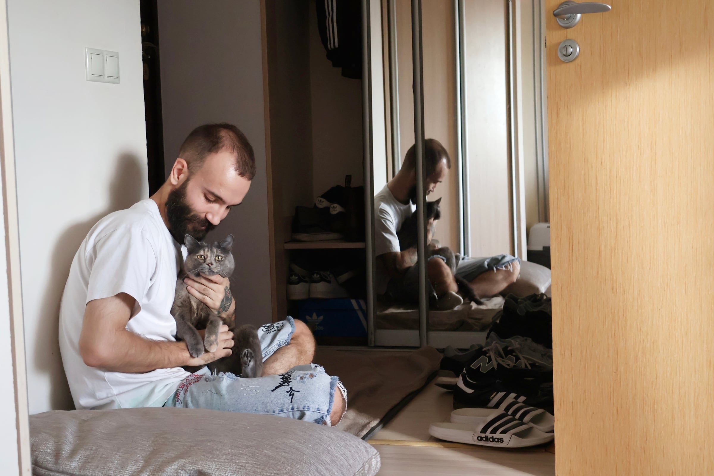 Manual de instrucciones para sobrevivir a un bombardeo ruso en un piso de Kiev