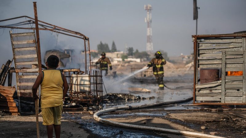 Incendio en recicladora clandestina de plástico en El Realito