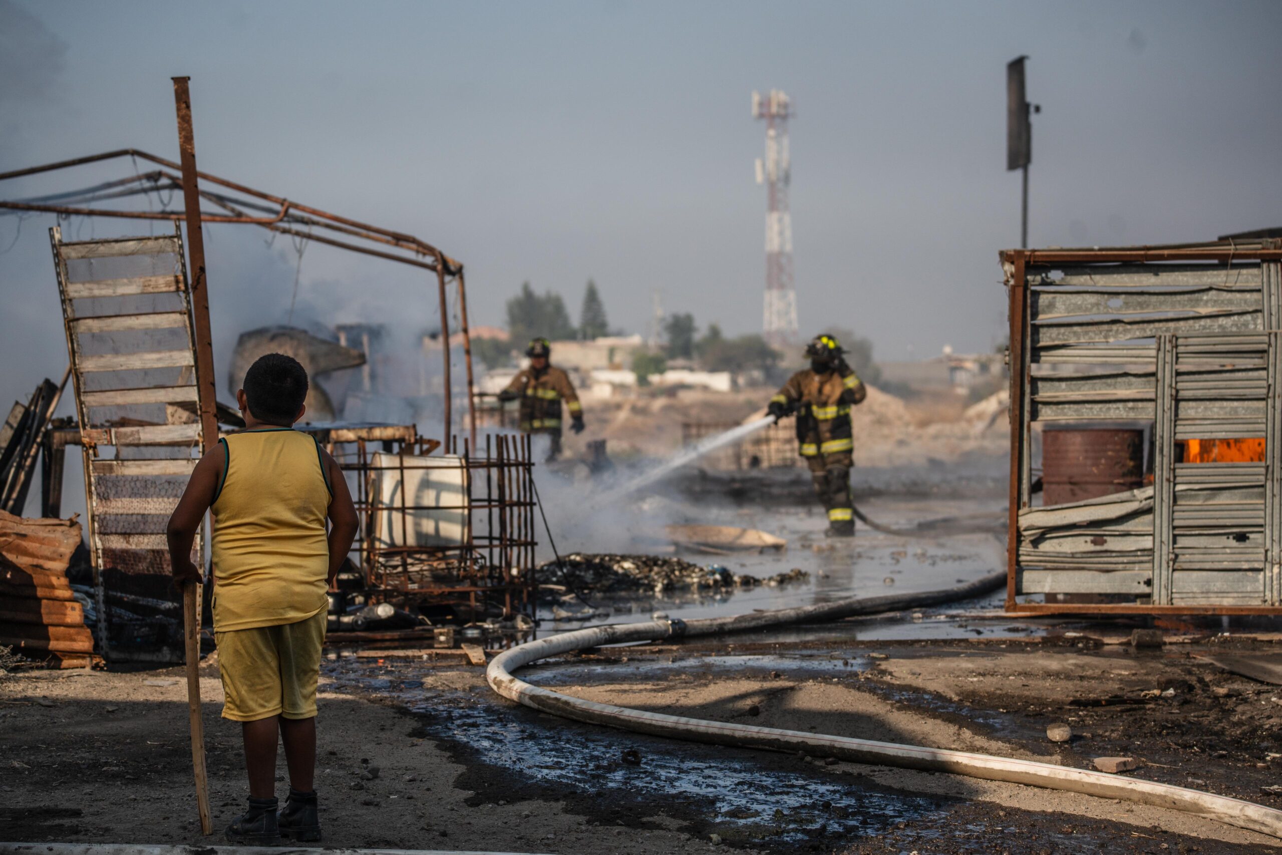 Incendio en recicladora clandestina de plástico en El Realito